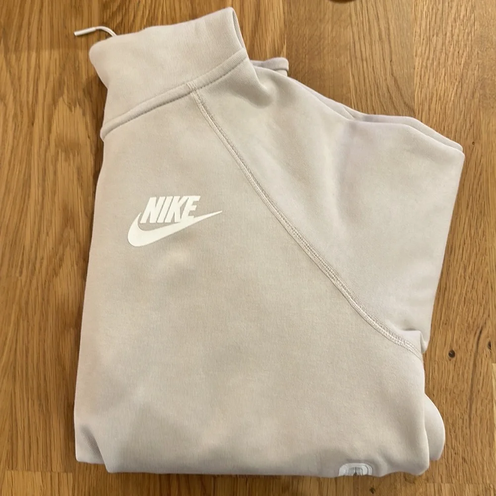 Nike Women's Sweatshirt in Light Gray - Picture 1 of 6